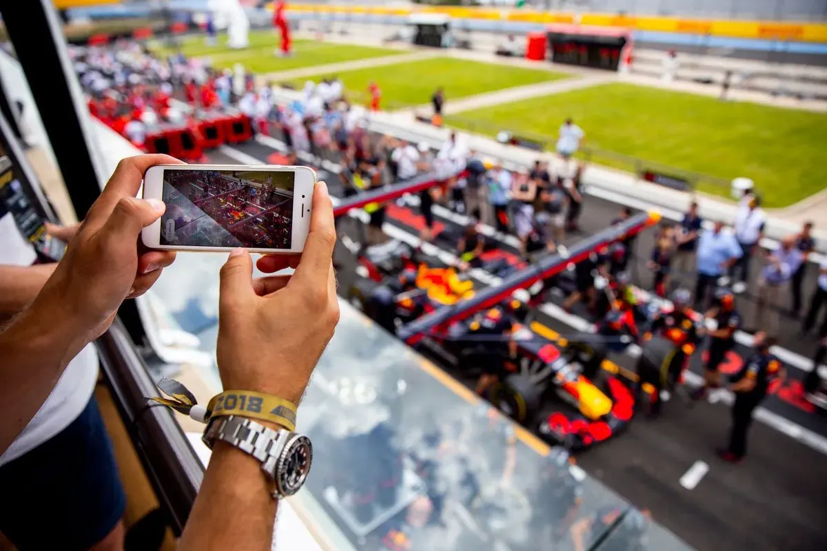 Γιατί να βλέπεις Formula 1 μόνος σου; Ώρα να βάλεις και τους άλλους στο παιχνίδι!