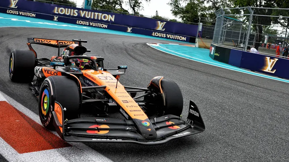 Τεχνικός έλεγχος της FIA στο μονοθέσιο της McLaren μετά το Miami GP 2025