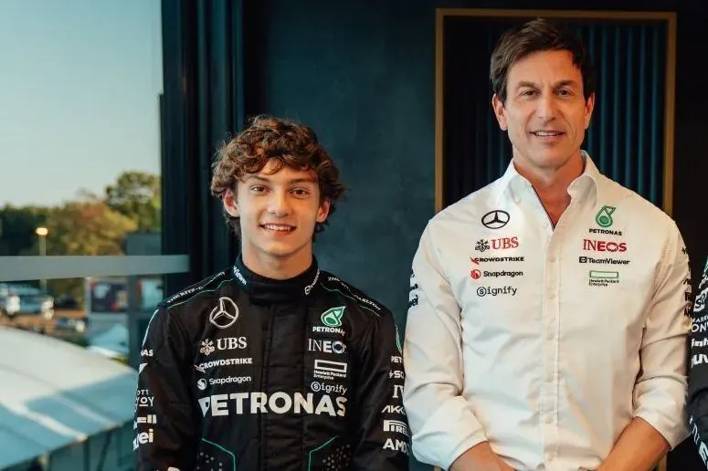 Russell & Kimi: Ποιος οδηγεί το μέλλον της Mercedes;