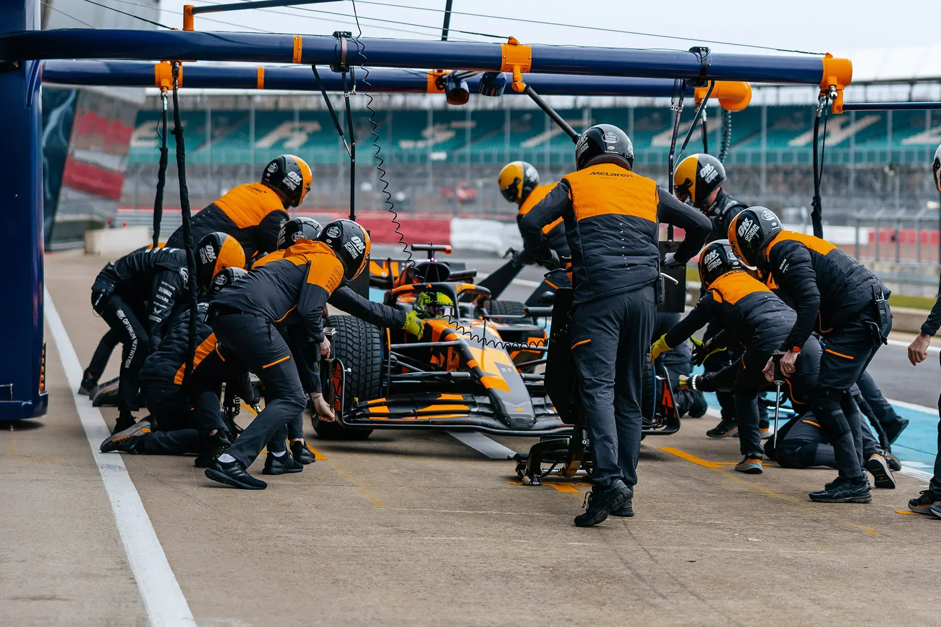 Η Αυτοκρατορία της McLaren: Ανάλυση της Κυριαρχίας του 2025 και ο Εμφύλιος Πόλεμος για το Στέμμα