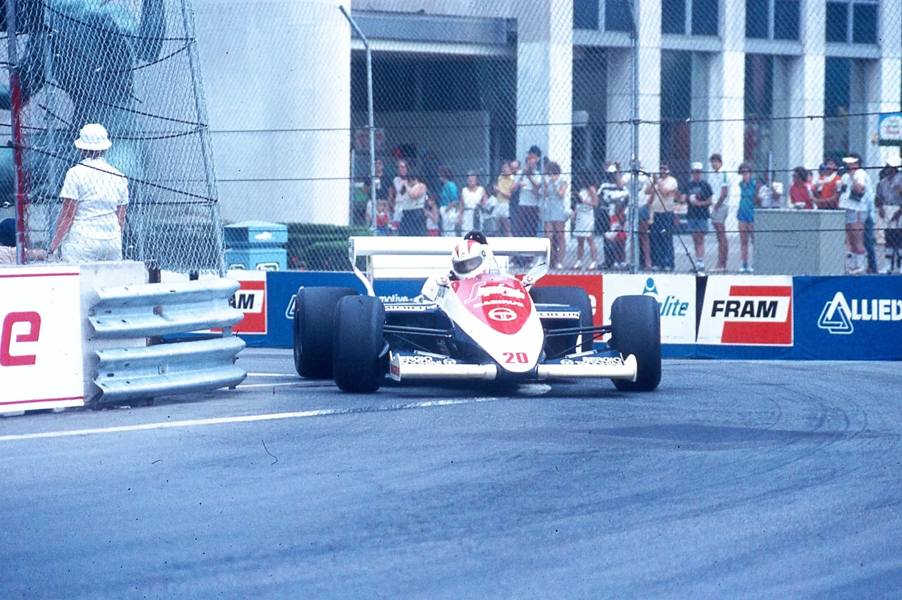 Toleman TG184 εναντίον Alfa Romeo 184T: φωτογραφία 1 από 2